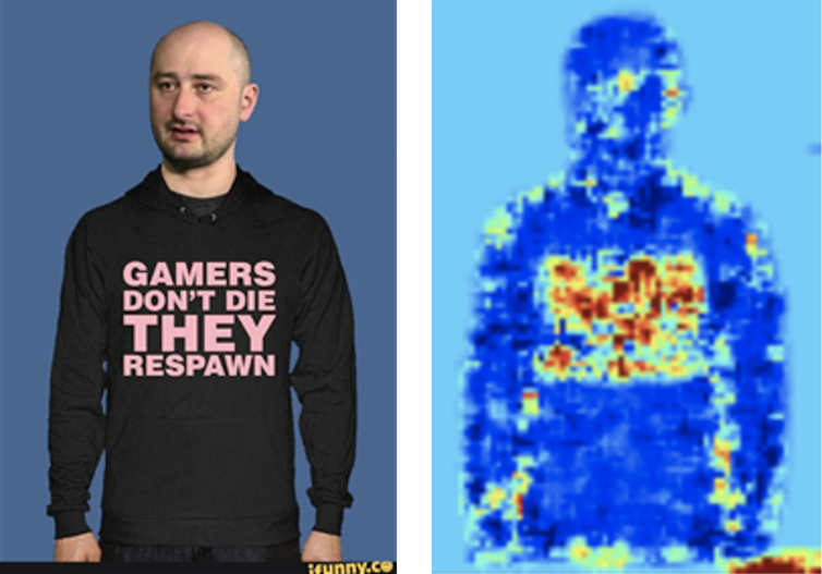 imagens lado a lado, uma de um homem com letras sobrepostas em sua camisa e a outra uma silhueta azul do homem com manchas vermelhas correspondentes às letras da primeira imagem